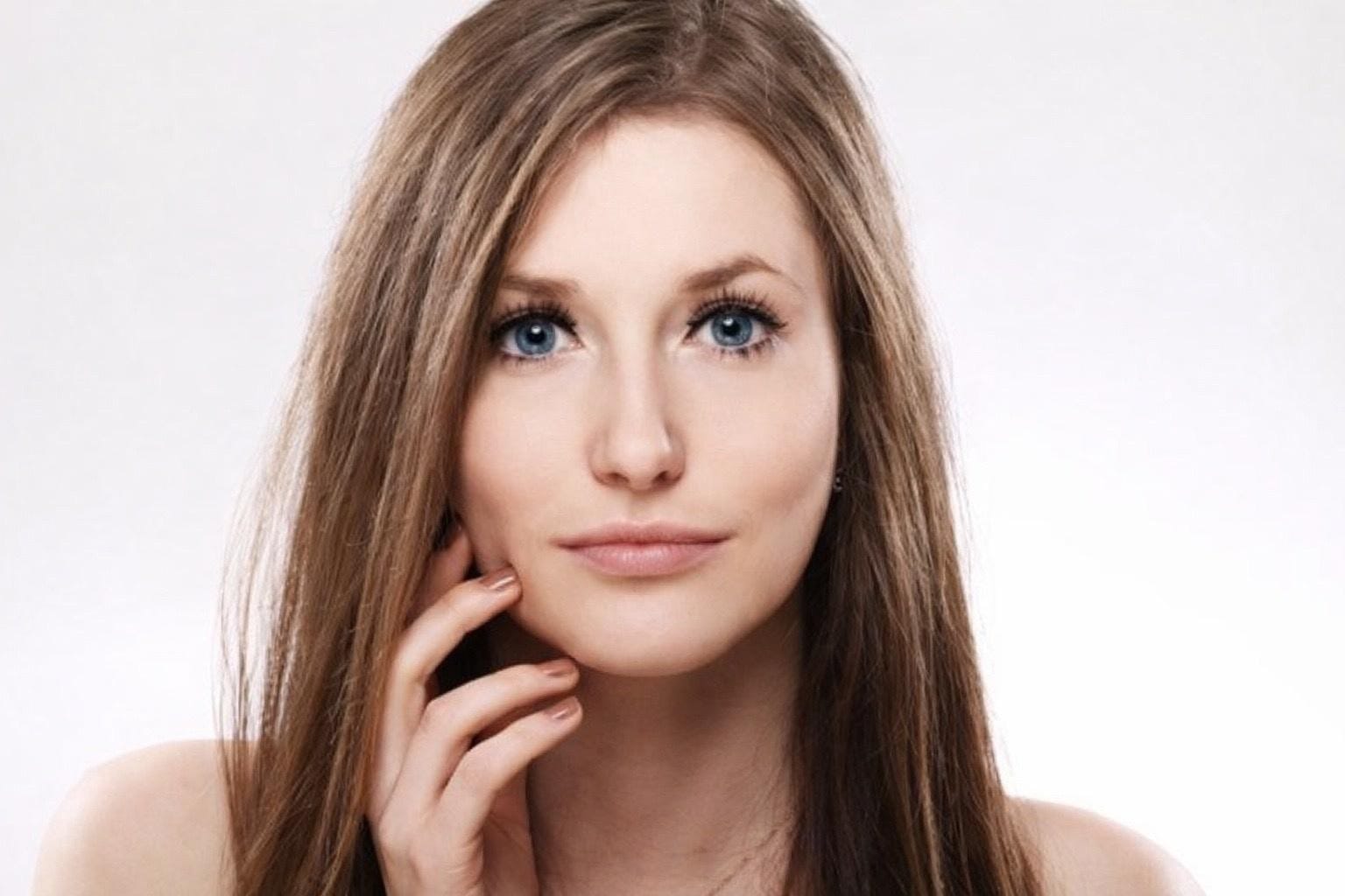 Peluca oncológica de pelo natural en mujer con acabado natural y discreto